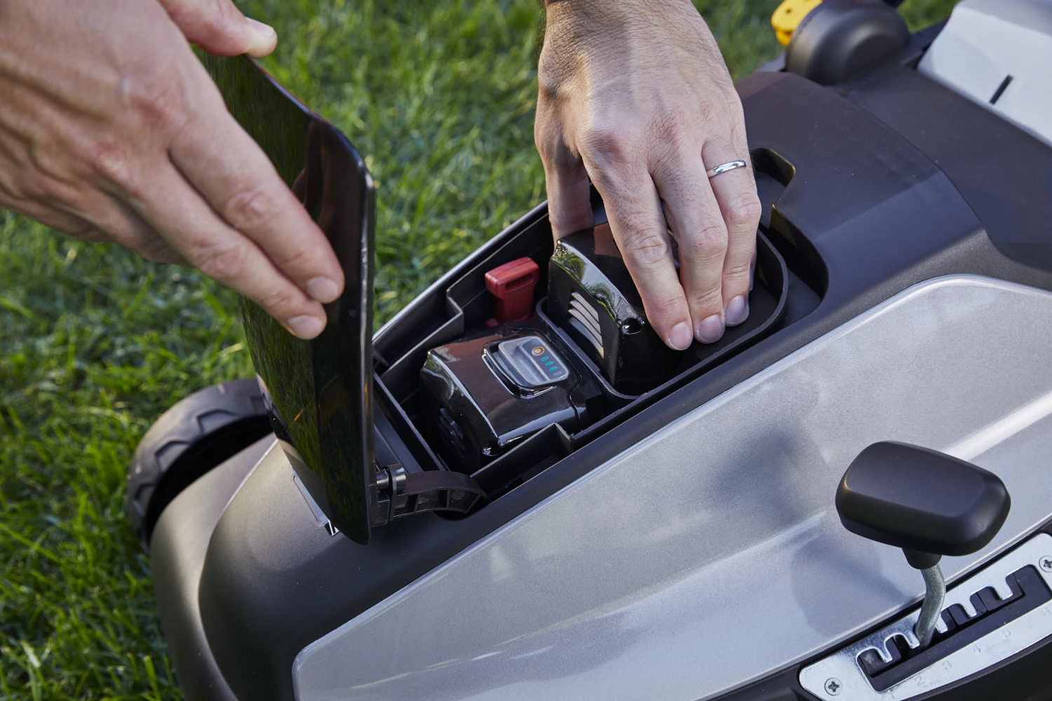 ALPINA Akku-Rasenmäher AL1 3820 Li - Inkl. 2x 4 Ah Akku U. Doppel-Ladegerät 4 ALPINA Akku-Rasenmäher AL1 3820 Li - Inkl. 2x 4 Ah Akku U. Doppel-Ladegerät – Bild 4